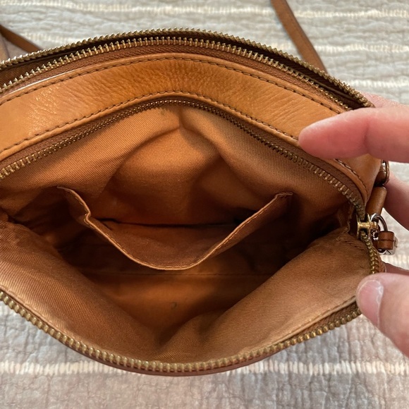 Fossil honey colored Camera Leather Crossbody Bag see photo for flaw - Picture 5 of 9